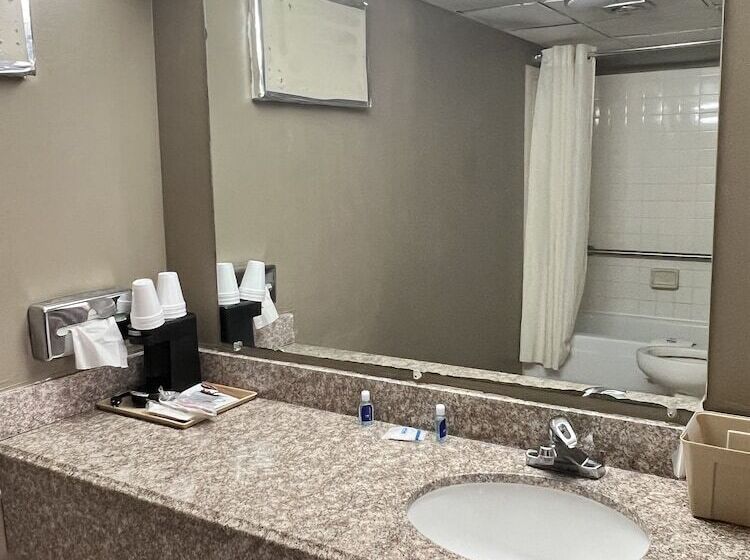 فندق Devils Lake Inn