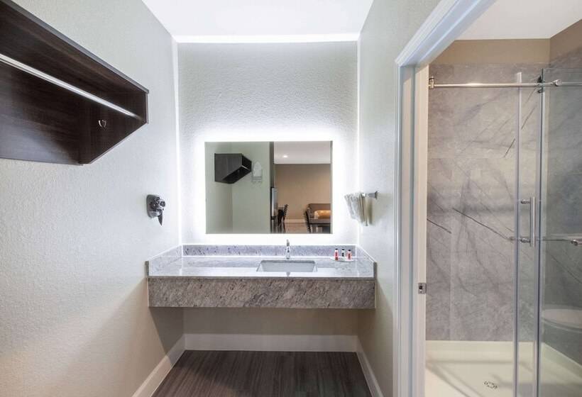 בית מלון כפרי Days Inn & Suites By Wyndham La Porte