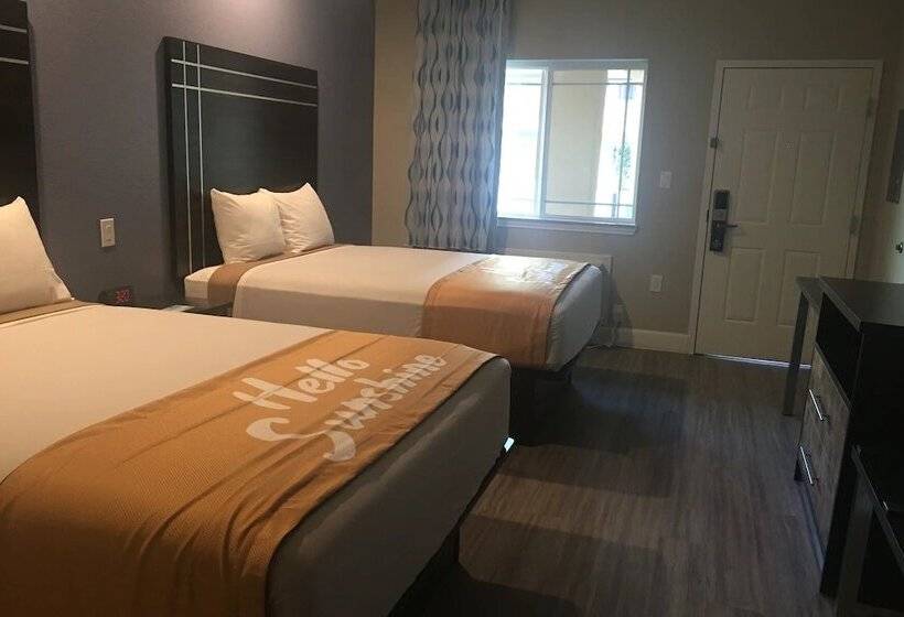 בית מלון כפרי Days Inn & Suites By Wyndham La Porte