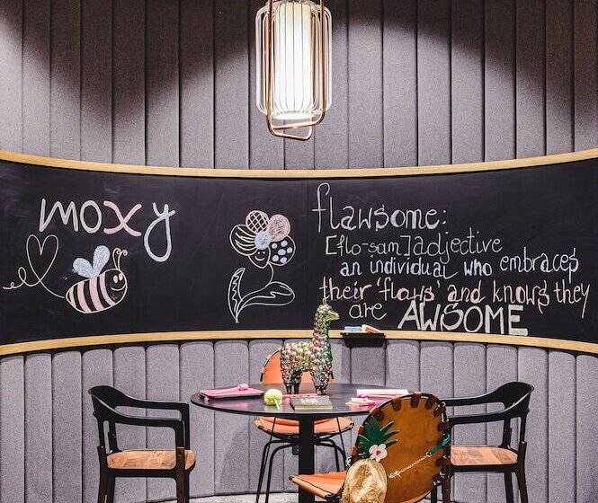 ホテル Moxy Poznań Airport