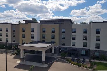هتل Towneplace Suites By Marriott Petawawa