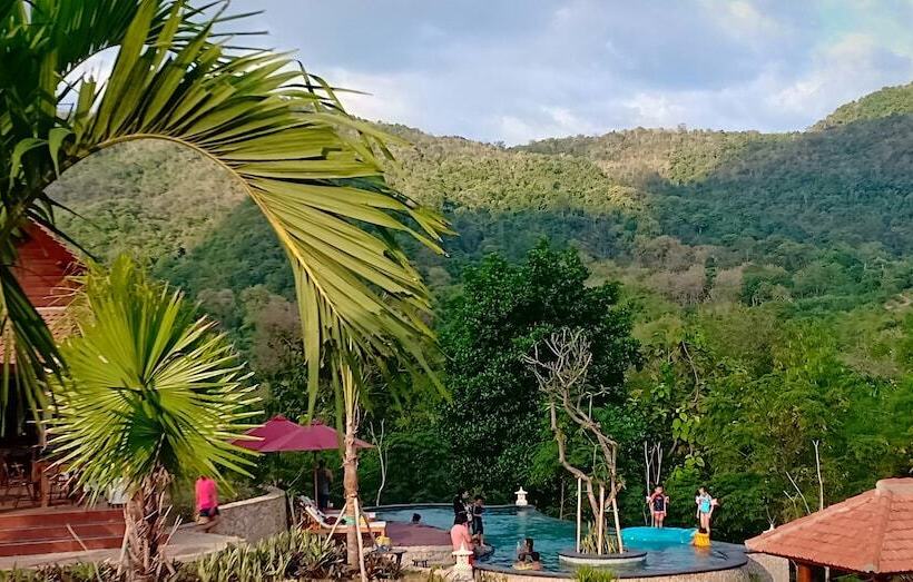 تختخواب و صبحانه The Lavana Tanjung Lima Laboan Bajo Villas