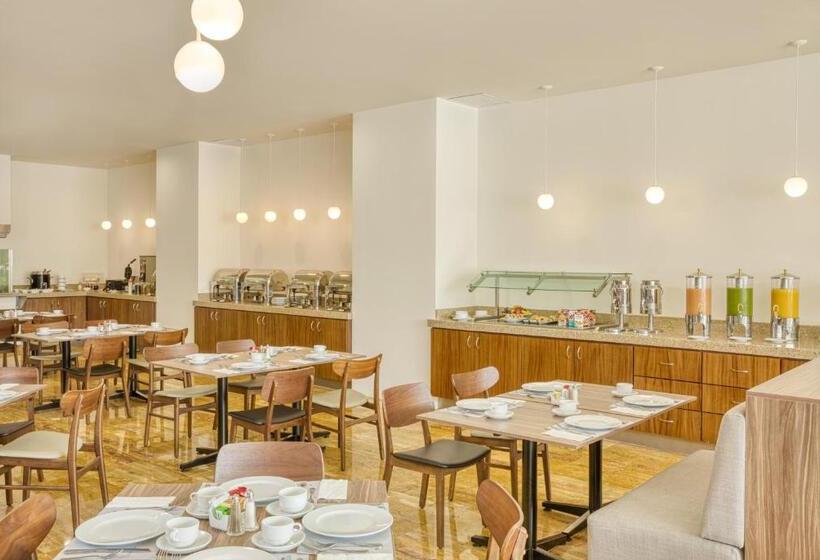 ホテル Fiesta Inn Guadalajara Periferico Poniente