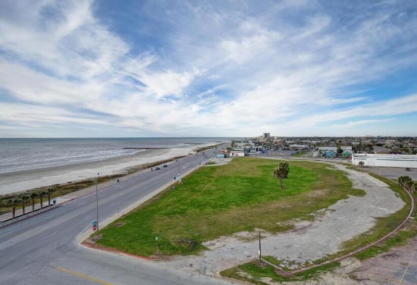 هتل Holiday Inn Express & Suites   Galveston Beach, An Ihg