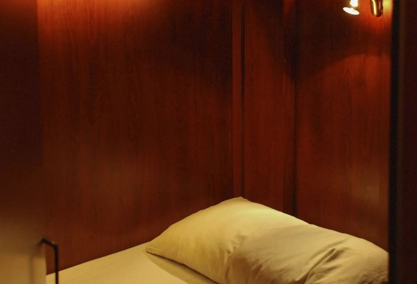 هتل Onkel Inn Airport Sleepbox