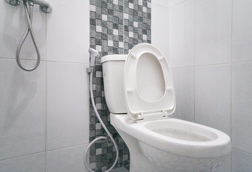 Отель Reddoorz Plus @ Tlogomas