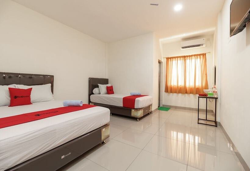 Отель Reddoorz Syariah Near Universitas Serambi Mekkah