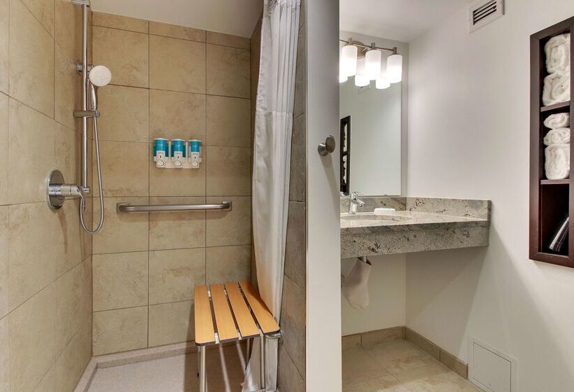 ホテル Drury Inn & Suites Poplar Bluff