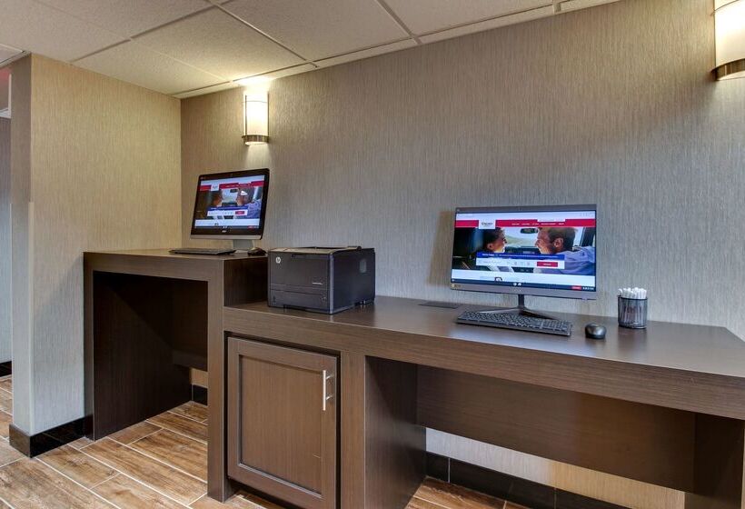 ホテル Drury Inn & Suites Poplar Bluff