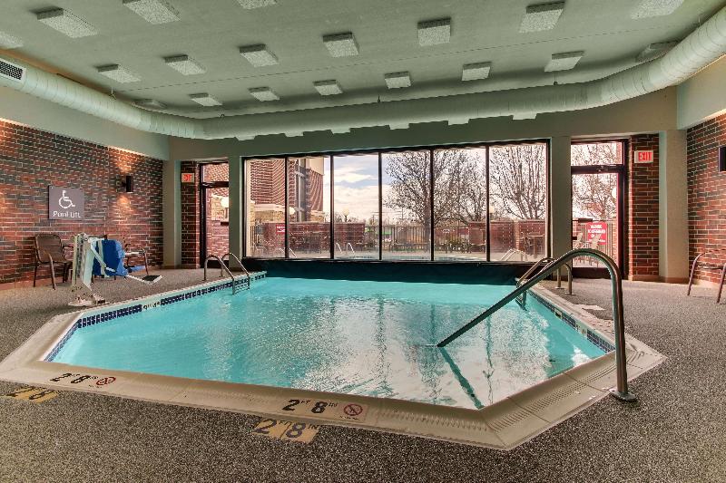 ホテル Drury Inn & Suites Poplar Bluff