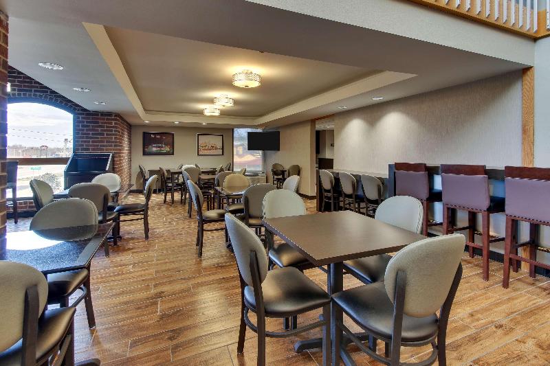 ホテル Drury Inn & Suites Poplar Bluff