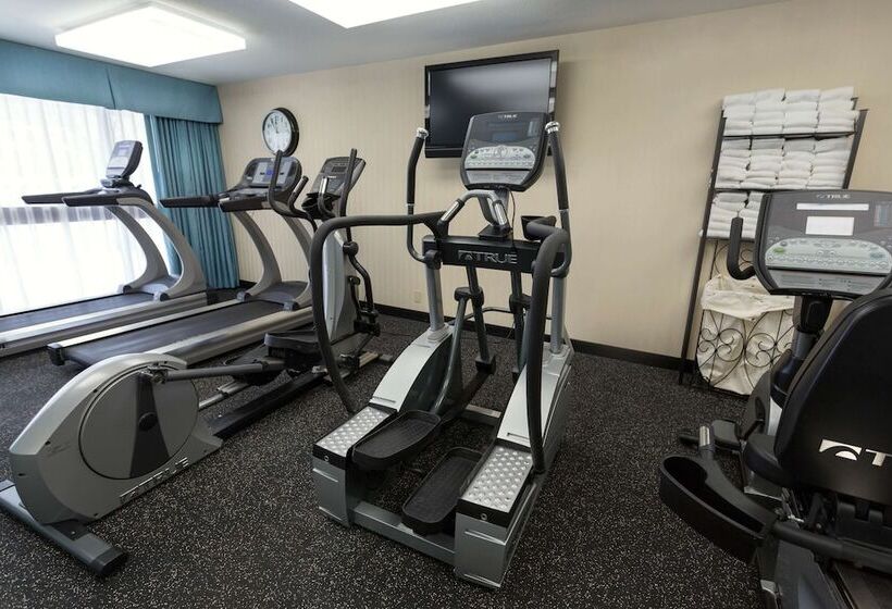 בית מלון כפרי Troy Inn & Suites