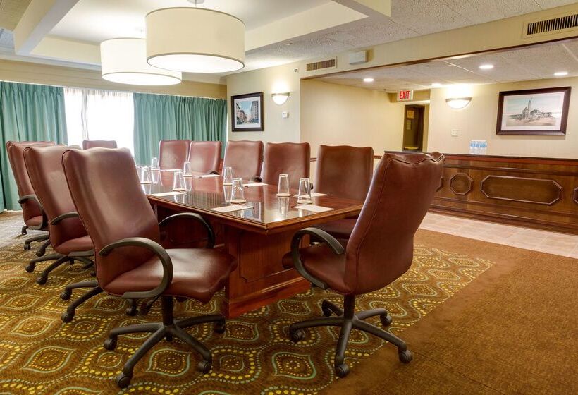 בית מלון כפרי Pear Tree Inn St Louis Convention Center