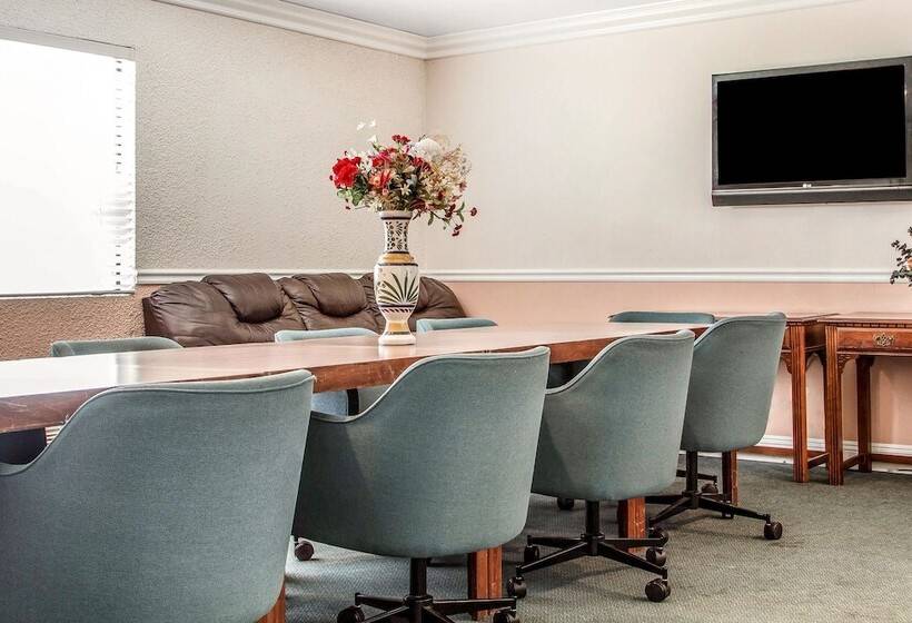 هتل Econo Lodge Castro Valley I580