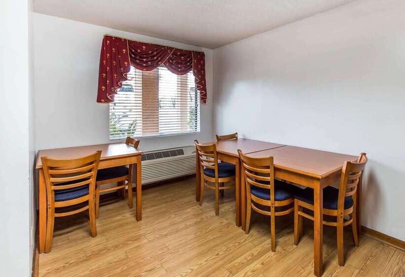 فندق Econo Lodge Inn & Suites