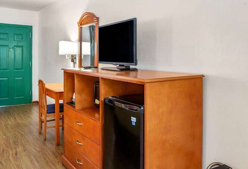 فندق Econo Lodge Inn & Suites