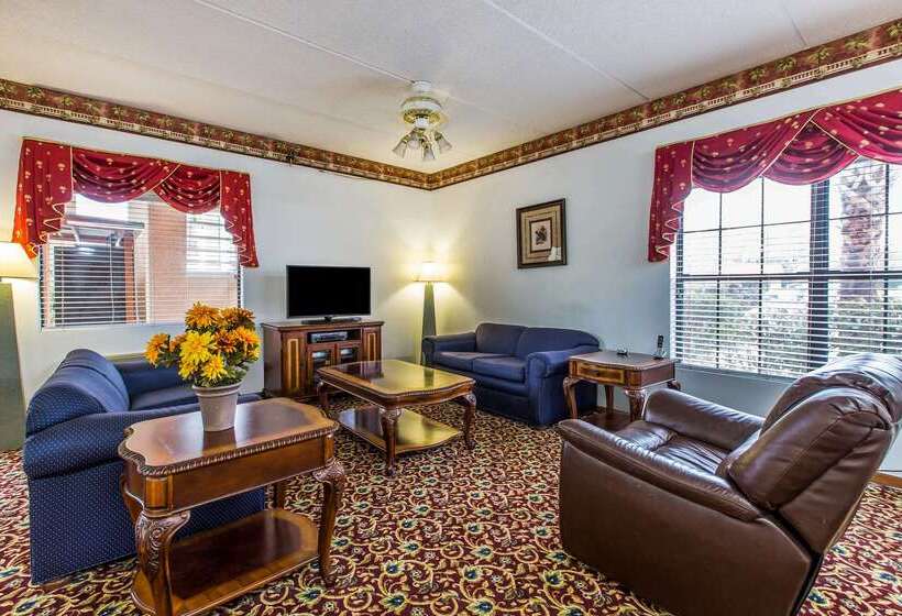 فندق Econo Lodge Inn & Suites