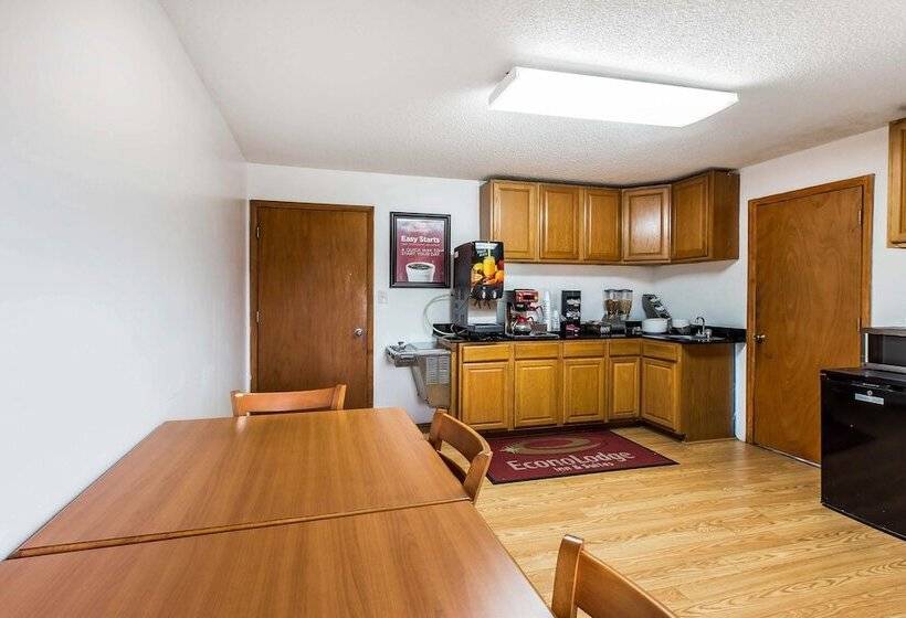 فندق Econo Lodge Inn & Suites