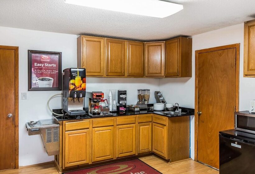 فندق Econo Lodge Inn & Suites