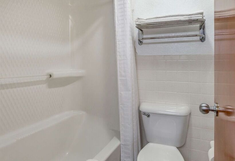 فندق Econo Lodge Inn & Suites