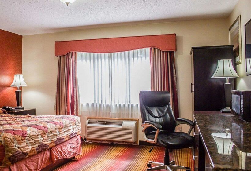 هتل Rodeway Inn Macarthur Airport