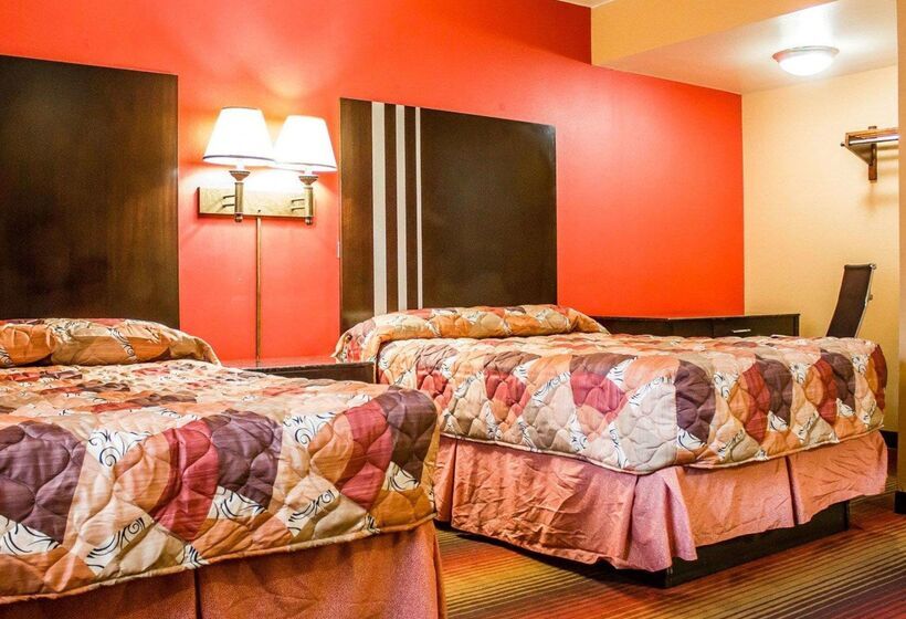 هتل Rodeway Inn Macarthur Airport