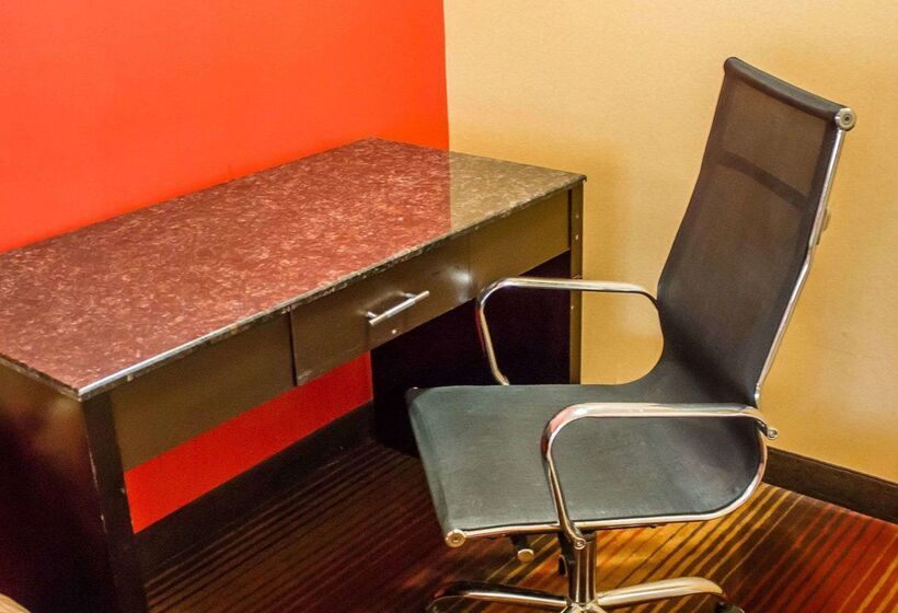 هتل Rodeway Inn Macarthur Airport