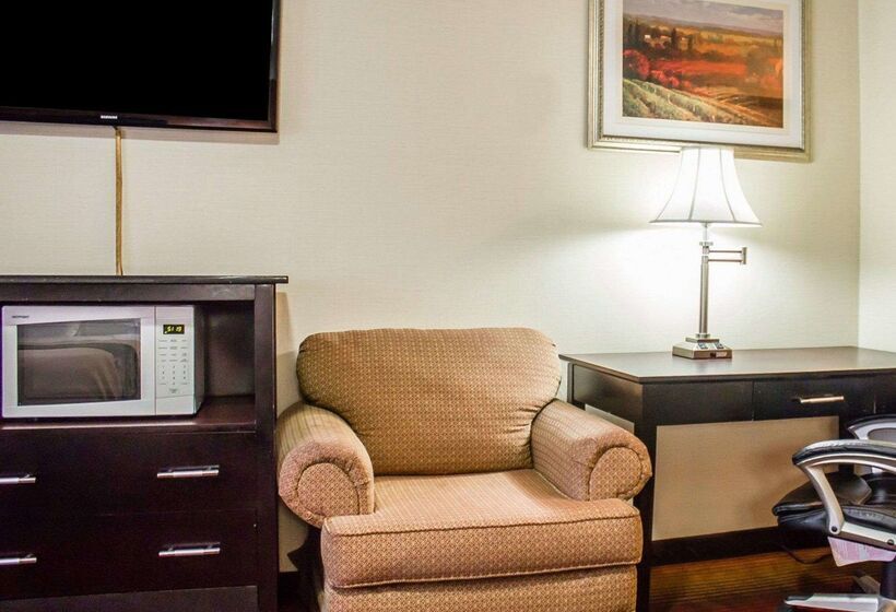هتل Rodeway Inn Macarthur Airport