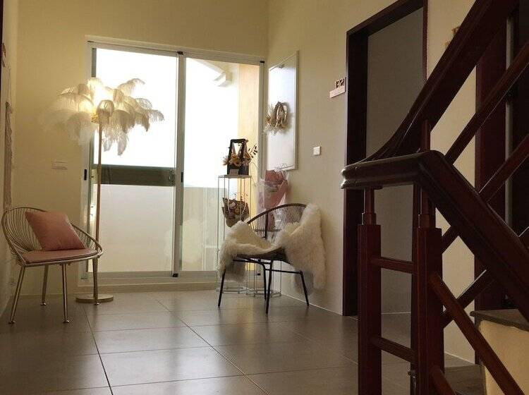 پانسیون Burano Yellow Villa