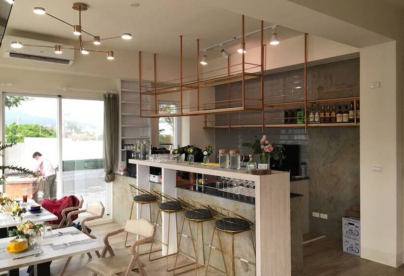 پانسیون Burano Yellow Villa