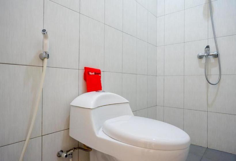 Пансион Reddoorz Near Alun Alun Kudus 2