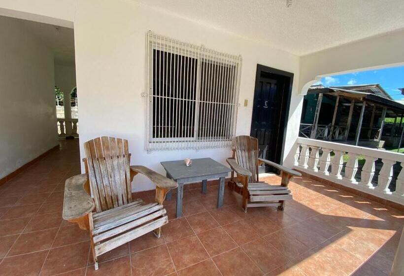 هتل Westport Cottage