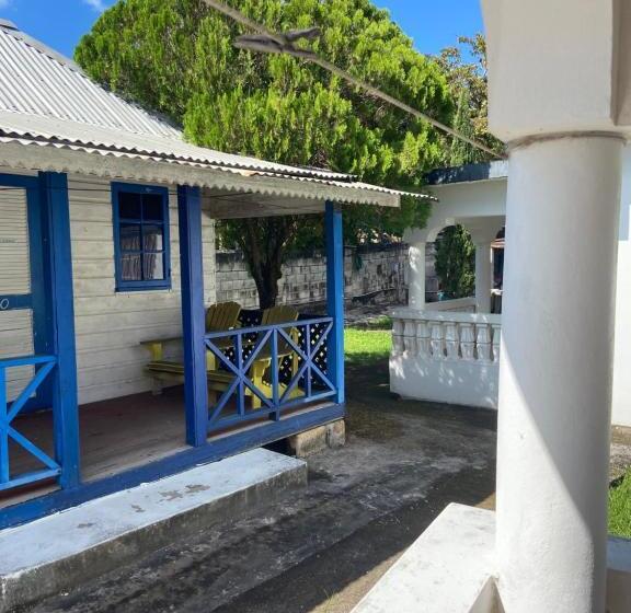 هتل Westport Cottage