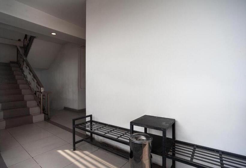 Пансион Reddoorz Near Binus Anggrek 2