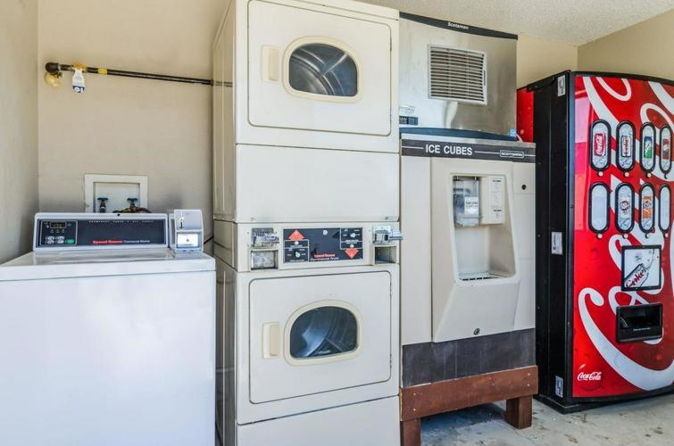 فندق على الطريق Regency Inn