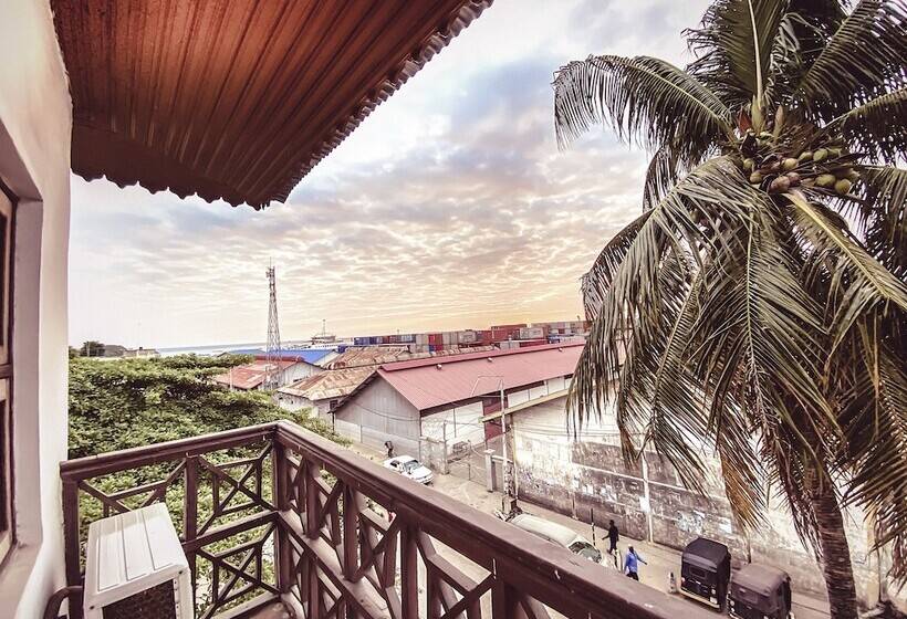 تختخواب و صبحانه Smiles Stone Town