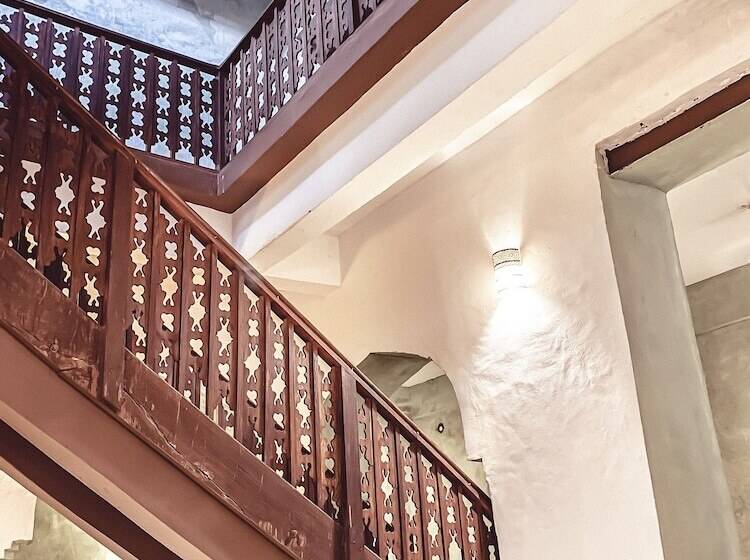 تختخواب و صبحانه Smiles Stone Town