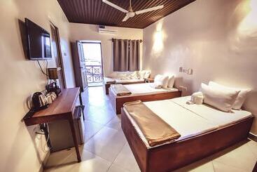 تختخواب و صبحانه Smiles Stone Town