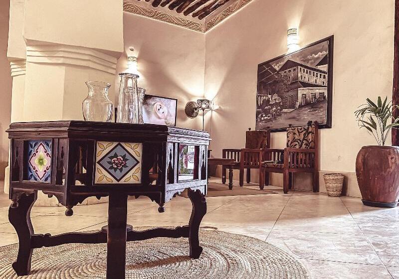 تختخواب و صبحانه Smiles Stone Town