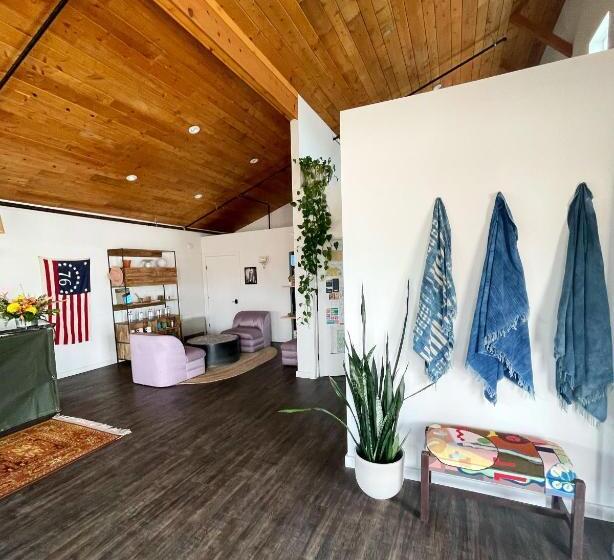 מוטל Mellow Moon Lodge