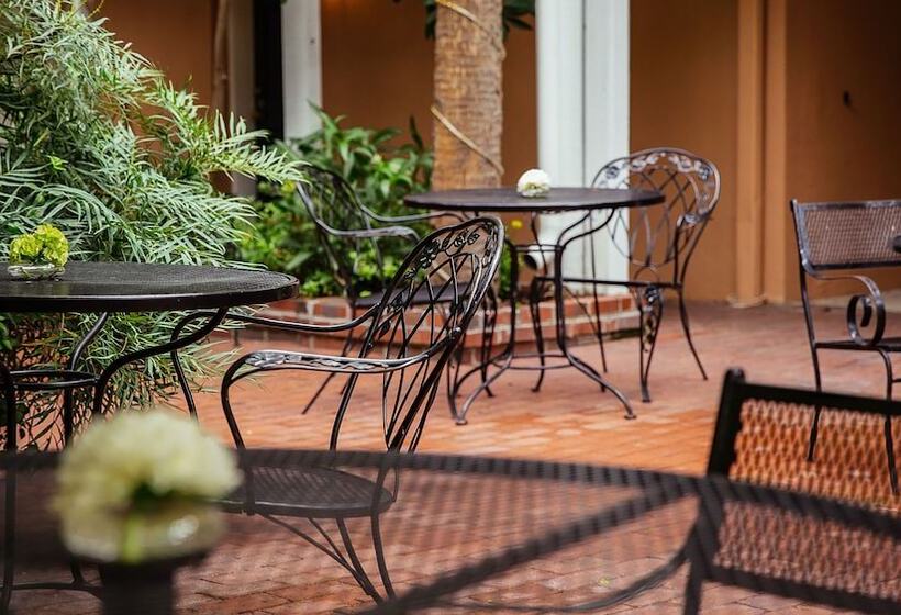 تختخواب و صبحانه Elliott House Inn