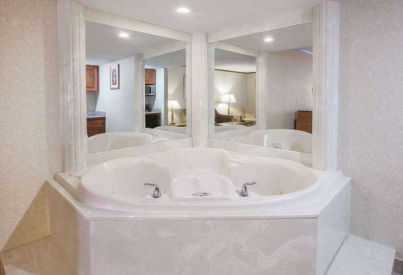 בית מלון כפרי Baymont By Wyndham Canton