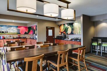 هتل Comfort Inn & Suites Olathe