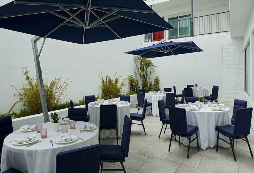 בית מלון כפרי Courtyard By Marriott Santa Barbara Downtown