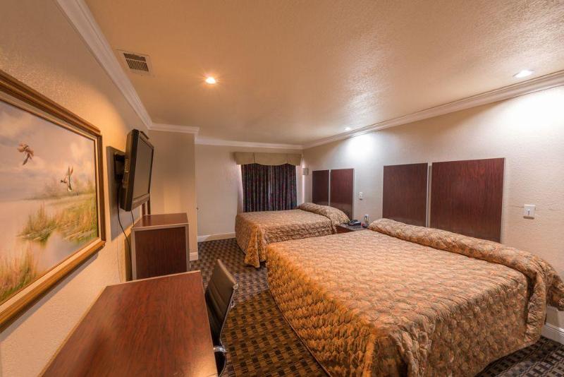 Отель Edge Water Inn