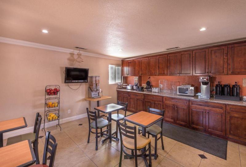 בית מלון כפרי Edge Water Inn