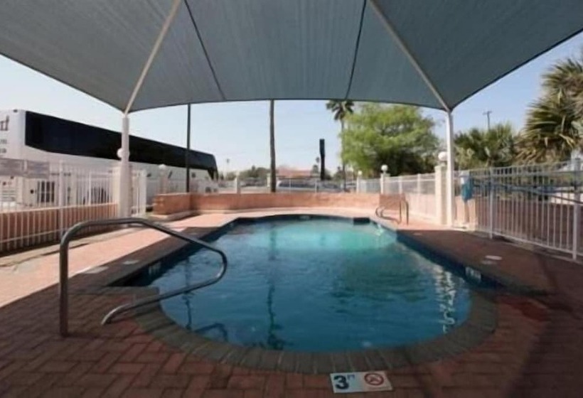 בית מלון כפרי Edinburg Executive Inn