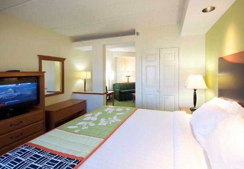 هتل Fairfield Inn & Suites By Marriott Hickory