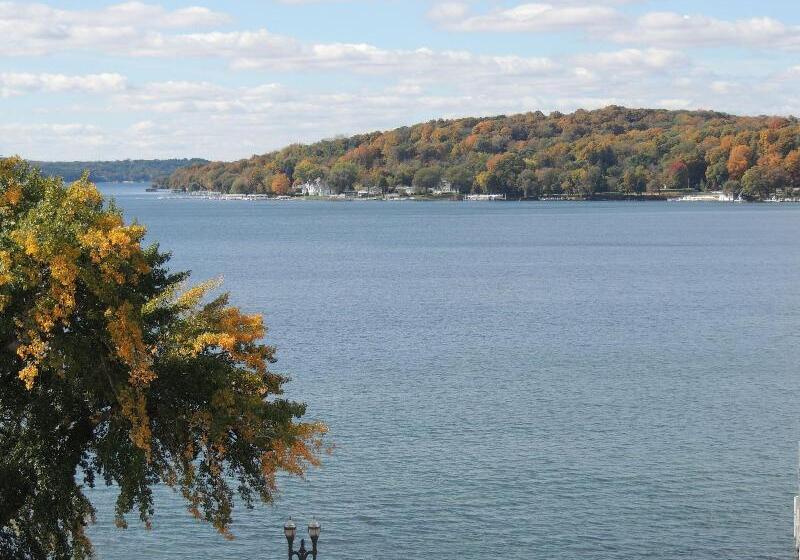 هتل Harbor Shores On Lake Geneva