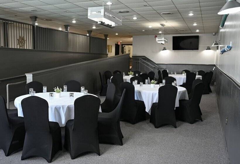 هتل Harbor Shores On Lake Geneva